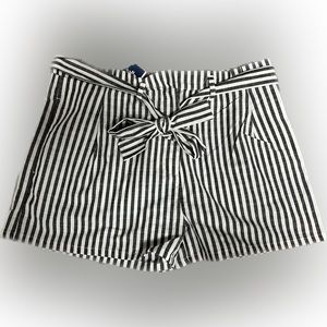 Ladies Shorts NWT Size Large